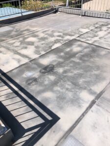 屋上施工前・屋上シート防水が剥がれ、外壁に水が回っている状態